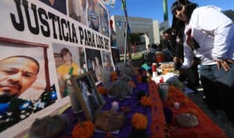 Exigen justicia para 386 víctimas de crematorio clandestino con un altar en la Fiscalía de Chihuahua