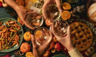 Las sillas vacías en la mesa de Acción de Gracias de familias migrantes en EE.UU.