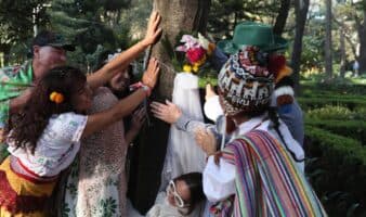 Celebran ‘boda’ entre personas y árboles en parque de La Condesa, CDMX