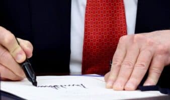 Trump firma la ley que finaliza el cierre de gobierno más largo de EU