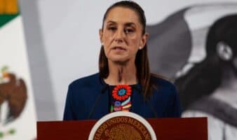 Sheinbaum envía condolencias tras caída de avión en Texas que dejó cinco muertos