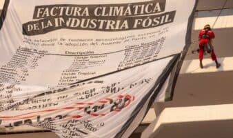Greenpeace exhibe 'factura climática' en Acapulco