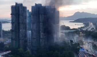 Suman 83 muertos por incendio en complejo de rascacielos en Hong Kong