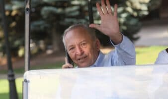 Larry Summers deja sus cargos en Harvard por sus vínculos con Epstein