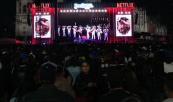 Miles llenan el Zócalo para recordar a Juan Gabriel