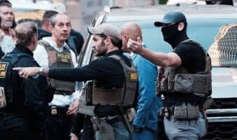 Arrestan a 140 migrantes en redada masiva en San Antonio, Texas