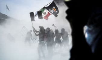 Aristegui en Vivo: Marcha de 'Generación Z' enciende debate; Jara y Kast, a segunda vuelta en Chile (17/11/2025)