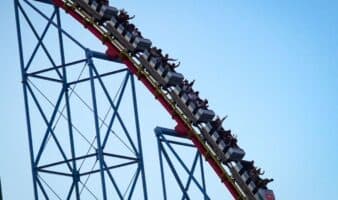 Demanda colectiva contra Six Flags exhibe presunta negligencia y abandono sistemático de parques en EE.UU.