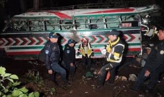 Guatemala: Al menos 15 muertos y 19 heridos tras accidente de autobús | Video