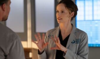 'Chicago Med' Temporada 11, Sarah Ramos y el desafío de interpretar a la doctora Lenox | Entrevista