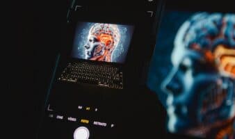 'Deepfakes' que evolucionan en tiempo real y la automatización del cibercrimen, principales amenazas de 2026