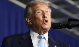 Trump indulta a republicana condenada por manipular máquinas de votación en Colorado