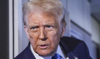 Trump dice que evalúa operaciones militares antidroga en México, en entrevista con Politico