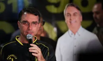 Hijo de Bolsonaro confirma su candidatura a la presidencia de Brasil