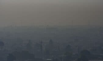 Autoridades ambientales urgen a evitar pirotecnia y fogatas navideñas para proteger la salud