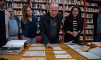 Joan Manuel Serrat recibe el título de Socio de Honor en el Ateneo Español de México