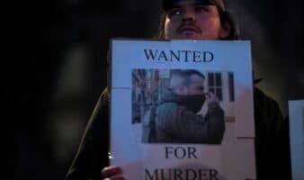 Agente que mató a mujer en Minneapolis antes fue arrastrado por auto que conducía un mexicano