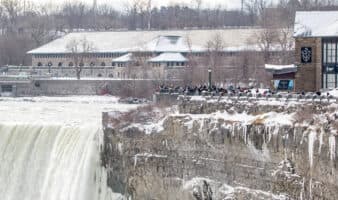 Se congelan las cataratas del Niágara; Toronto se paraliza por caída de 60 centímetros de nieve | Fotos
