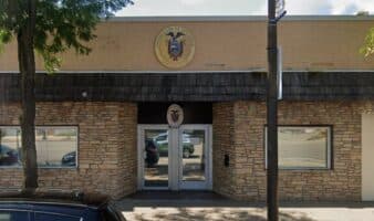 Agente de ICE intenta entrar a embajada de Ecuador en Estados Unidos