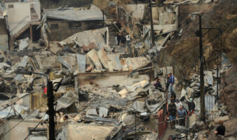 Chile enfrenta uno de sus peores incendios: 20 muertos y miles de evacuados