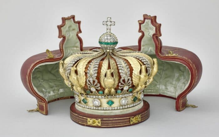 Museo del Louvre | Corona robada, dañada y después recuperada, podría ser restaurada