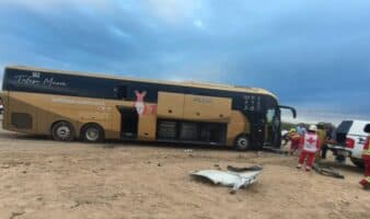 Cinco muertos y 25 heridos al chocar un autobús y un tractocamión en Sonora