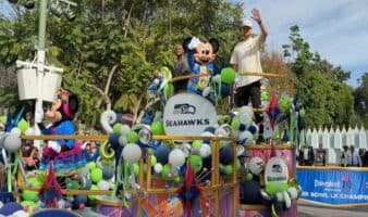 Super Bowl LX: Celebran Walker y Darnold en desfile de Disneylandia | Video