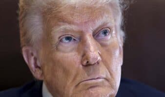 EE.UU. aplicará arancel global del 10%, pese al anuncio de Trump de subirlo al 15%