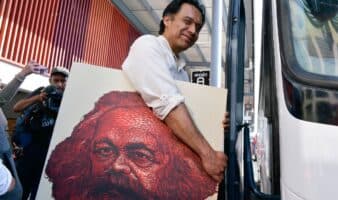 Marx Arriaga tomó su cuadro de Carlos Marx y se marchó de la SEP