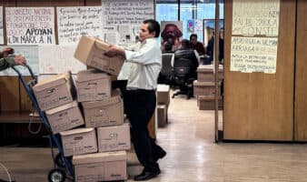 Empacan pertenencias de Arriaga en la SEP; exfuncionario insiste en que le pidieron retirar Ayotzinapa de libros