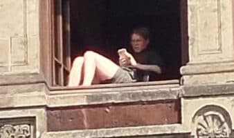 Sheinbaum admite que mujer sí tomó el sol desde ventana de Palacio Nacional; ya fue sancionada