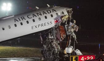 Dos personas mueren tras colisión de avión y camión de bomberos en aeropuerto LaGuardia en Nueva York
