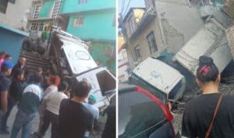 Camión de basura se desploma sobre casas en Naucalpan y deja dos heridos