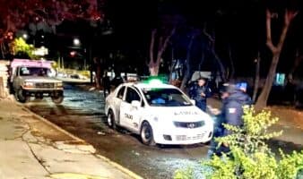 Policías CDMX encontraron auto con dos ejecutados... lo empujaron a Edomex