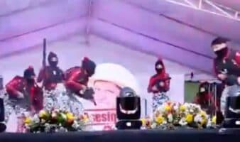 Estudiantes bailan con armas falsas y fotos de alcaldes asesinados en Michoacán