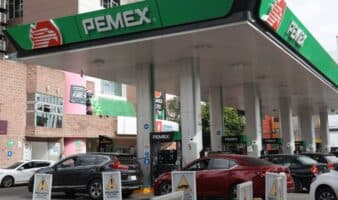 Magna se mantendrá en máximo 24 pesos; Sheinbaum y gasolineros renuevan acuerdo