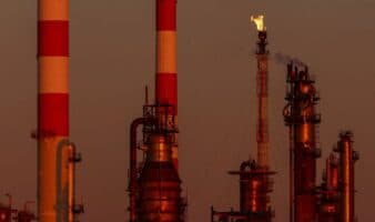 Más 'home office' y uso de transporte público, entre las recomendaciones de la AIE ante crisis energética por guerra en Medio Oriente