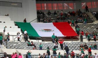 Muere aficionado en estado de ebriedad tras caer del segundo piso del Estadio Azteca