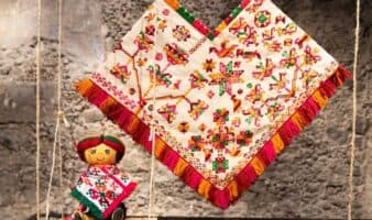 Exposición explora el universo de muñecas, textiles y juguetes tradicionales mexicanos