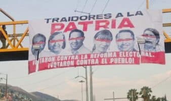 'Traidores a la patria', exhiben en lonas a diputados de Oaxaca que votaron contra reforma electoral