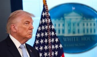 Trump afirma que tiene 'negociaciones intensas' con Irán a horas del plazo de su amenaza