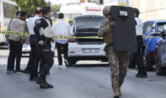 Un atacante muerto y dos heridos en un tiroteo ante el consulado israelí en Estambul