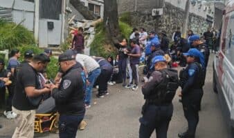 Vuelca combi escolar en Cuajimalpa; 14 estudiantes lesionados