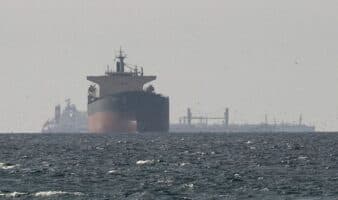 Trump dice que Irán está gestionando 'muy mal' el paso del crudo a través de Ormuz