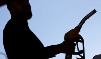 Gobierno y gasolineros acuerdan mantener tope a gasolina y aplicar reducción temporal al diésel