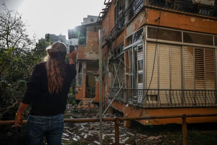 Irán lanza 6 andanadas de misiles a Israel este domingo, con un impacto directo en Haifa