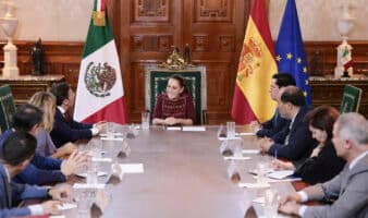 Canciller español entrega a Sheinbaum invitación del rey Felipe VI a cumbre en Madrid