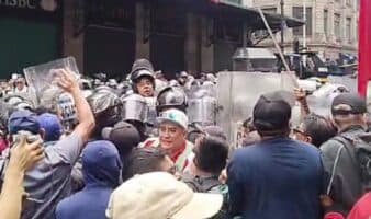 Con escudos y gases, policía impide plantón de CNTE en el Zócalo