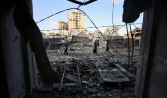 Israel bombardea Gaza y apunta a presunto líder militar de Hamás