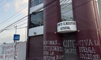Sección 22 de la CNTE se deslinda de pintas a sede de Morena en Oaxaca
